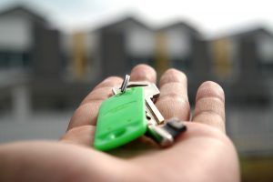 Czy pożyczka hipoteczna jest korzystniejsza niż kredyt gotówkowy?