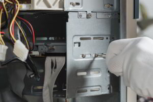 Szafy rozdzielcze na kable w przemyśle – bezpieczeństwo i kontrola nad instalacjami elektrycznymi